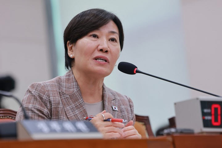 송미령 농림축산식품부 장관이 28일 국회 법제사법위원회 전체회의에서 법사위원 질의에 답하고 있다. (사진=연합뉴스)