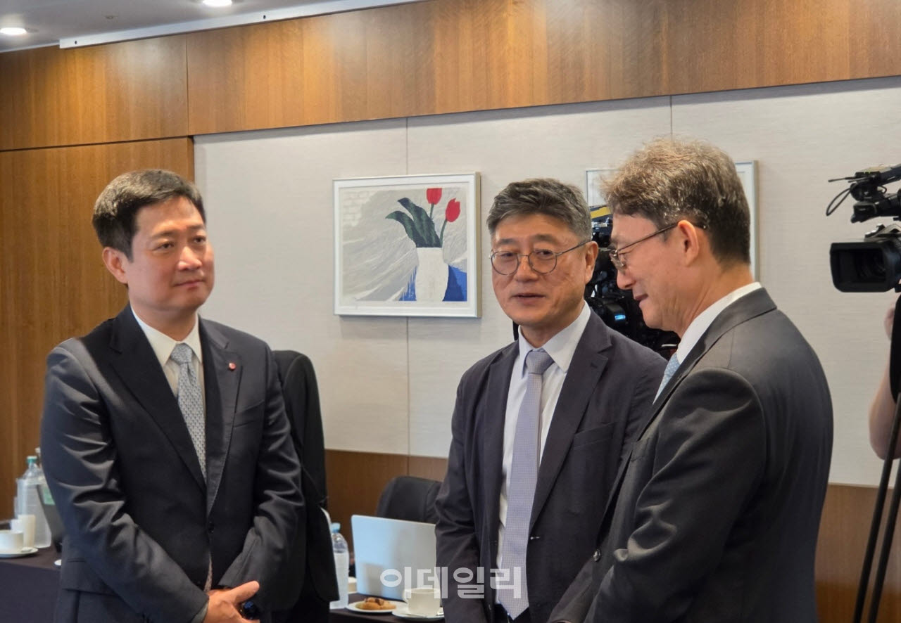 정재헌(가운데) SK텔레콤 대표, 박윤영(우측) KT 대표, 홍범식(좌측) LG유플러스 대표는 28일 서울 중구 한국프레스센터에서 송경희 개인정보보호위원장과 만나 개인정보 보호 강화 방안을 논의했다.(사진=윤정훈 기자)