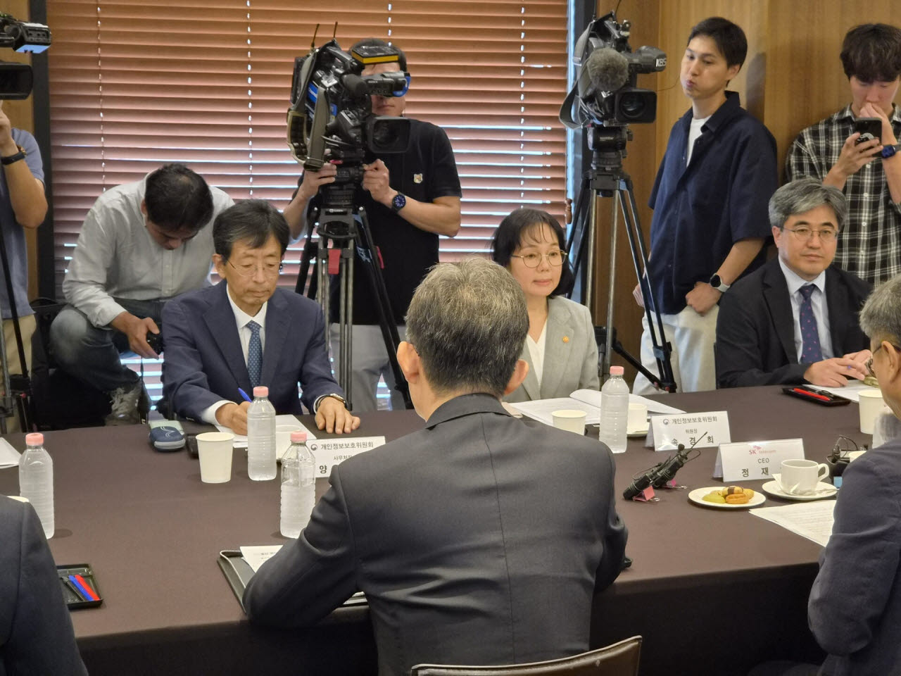 정재헌 SK텔레콤 대표, 박윤영 KT 대표, 홍범식 LG유플러스 대표는 28일 서울 중구 한국프레스센터에서 송경희(뒷줄 가운데) 개인정보보호위원장과 만나 개인정보 보호 강화 방안을 논의했다.(사진=윤정훈 기자)