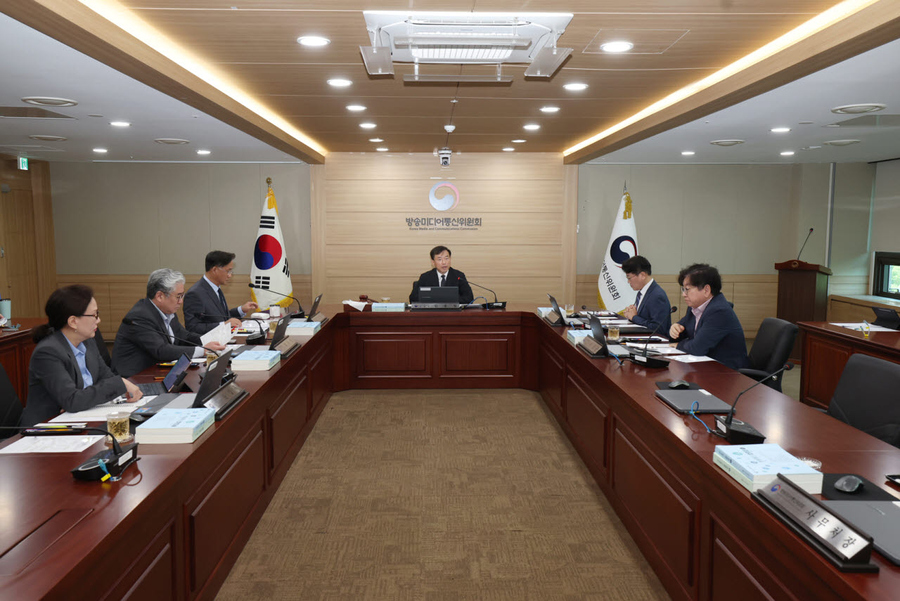 김종철 방송미디어통신위원장(가운데)이 28일 정부과천청사에서 '2026년 제38차 전체회의'를 진행하고 있다. 사진=방미통위