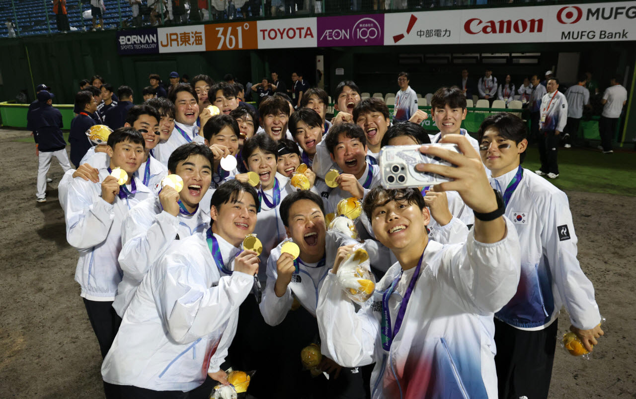 27일 일본 아이치현 도요하시 시민구장에서 열린 2026 아이치·나고야 아시안게임 야구 결승에서 금메달을 차지한 대한민국 대표선수들이 기념촬영을 하고 있다.(사진=연합뉴스)