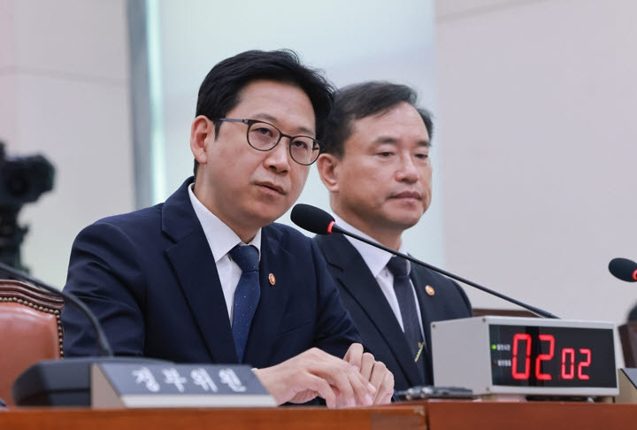 배경훈 부총리 겸 과학기술정보통신부 장관이 28일 국회 법제사법위원회 전체회의에서 법사위원 질의에 답하고 있다. (사진=연합뉴스)