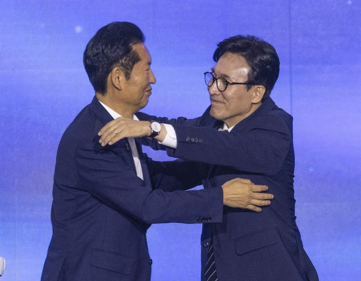더불어민주당 신임 당 대표로 선출된 김민석 전 총리(오른쪽)가 17일 대전 컨벤션센터에서 열린 제3회 더불어민주당 정기 전국당원대회에서 당 대표직을 놓고 서로 경쟁을 벌였던 정청래 전 대표와 포옹하고 있다. (사진=연합뉴스)