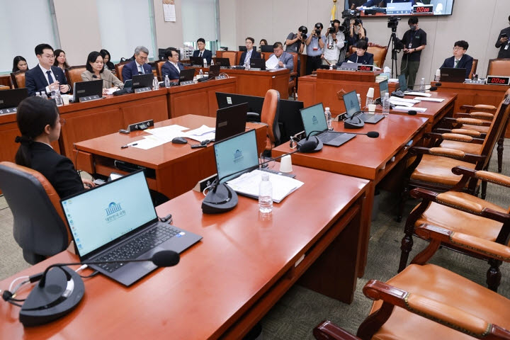 28일 국회에서 열린 법제사법위원회 전체회의에서 위원장인 더불어민주당 서영교 의원이 조희대 대법원장을 국정감사 일반 증인으로 채택하는 안건을 처리하고 있다. 국민의힘 소속 법사위원들은 의결에 반발하며 퇴장했다. (사진=연합뉴스)