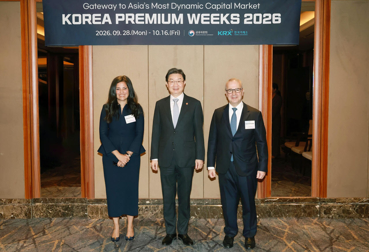 이억원(사진 가운데) 금융위원장은 28일 오후 서울 소공동 더그랜드롯데 서울에서 개막한 '코리아 프리미엄 위크 2026'에서 케빈 스니더(오른쪽) 골드만삭스 아태 대표, 주드 압델 마제이드(왼쪽) 블랙록 글로벌 파트너스 공동총괄과 면담 자리를 통해 한국 증시 전망과 글로벌 시장 동향에 대해 논의했다. [사진=금융위원회]
