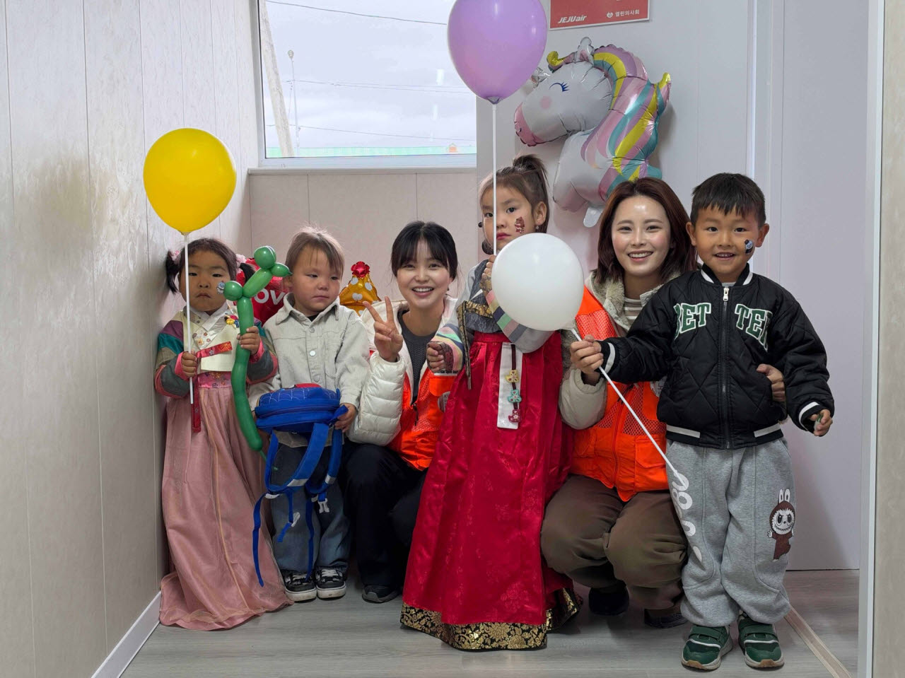 제주항공·열린의사회 봉사단이 지난 22~27일 몽골 불간 부렉항가이 보건소에서 진행한 해외 의료 봉사활동 중 기념촬영하고 있다. (사진=제주항공)