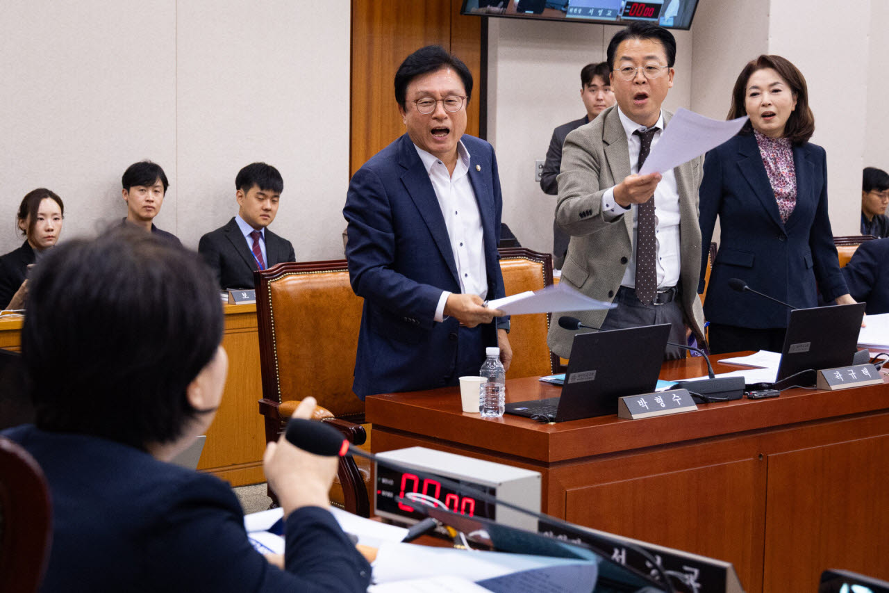 28일 서울 여의도 국회에서 열린 제439회 국회(정기회) 법제사법위원회 제8차 전체회의에서 국민의힘 위원들이 조희대 대법원장 국정감사 증인 채택에 반발하며 퇴장하고 있다. (사진=뉴스1)
