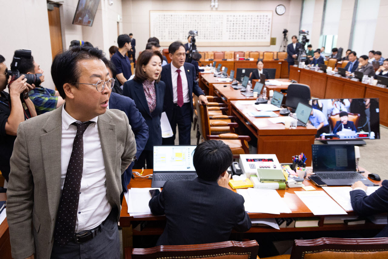 28일 서울 여의도 국회에서 열린 제439회 국회(정기회) 법제사법위원회 제8차 전체회의에서 국민의힘 위원들이 조희대 대법원장 국정감사 증인 채택에 반발하며 퇴장하고 있다. (사진=뉴스1)