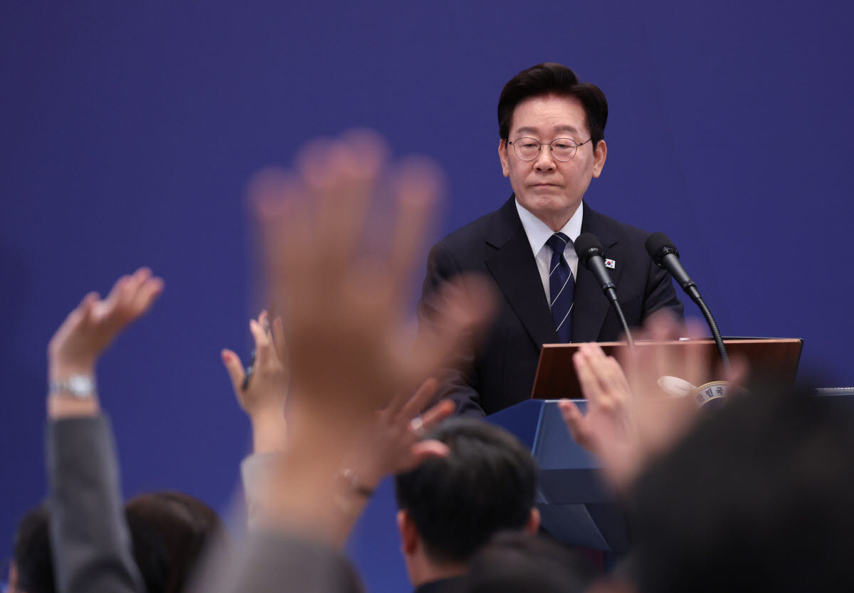 이재명 대통령이 18일 청와대 영빈관에서 열린 기자회견에서 취재진의 질문을 받고 있다. (사진=연합뉴스)