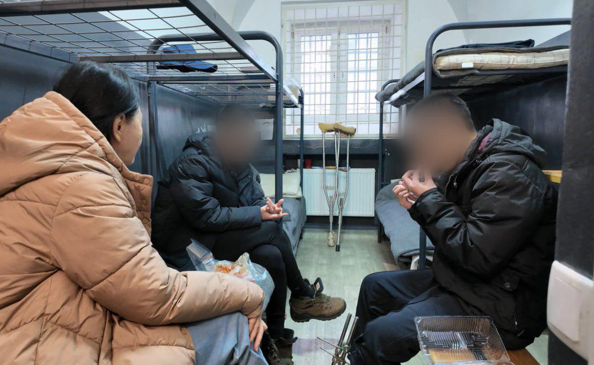 우크라이나군에 생포된 북한군 포로 백모씨와 리모씨가 지난해 10월 28일(현지시간) 우크라이나 내 포로수용소에서 김영미PD와 접견하며 탈북민단체들이 보낸 북한음식 '두부밥'을 먹고 있다. [겨레얼통일연대 제공]