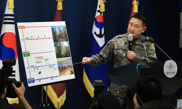 양진혁 합동참모본부 작전부장이 28일 서울 용산구 국방부에서 열린 '비무장지대 지뢰 추정 폭발 사고' 관련 브리핑에서 관련 자료를 설명하고 있다.(사진=연합뉴스)