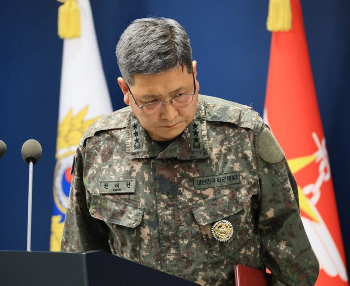 권대원 합동참모본부 차장이 28일 서울 용산구 국방부에서 '비무장지대 지뢰 추정 폭발 사고' 관련 브리핑을 마치고 퇴장하고 있다.(사진=연합뉴스)