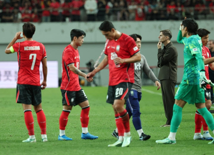 28일 서울월드컵경기장에서 열린 축구 대한민국과 우루과이의 평가전. 선수들이 1-4 패배 후 아쉬움을 감추지 못하고 있다. 사진=연합뉴스