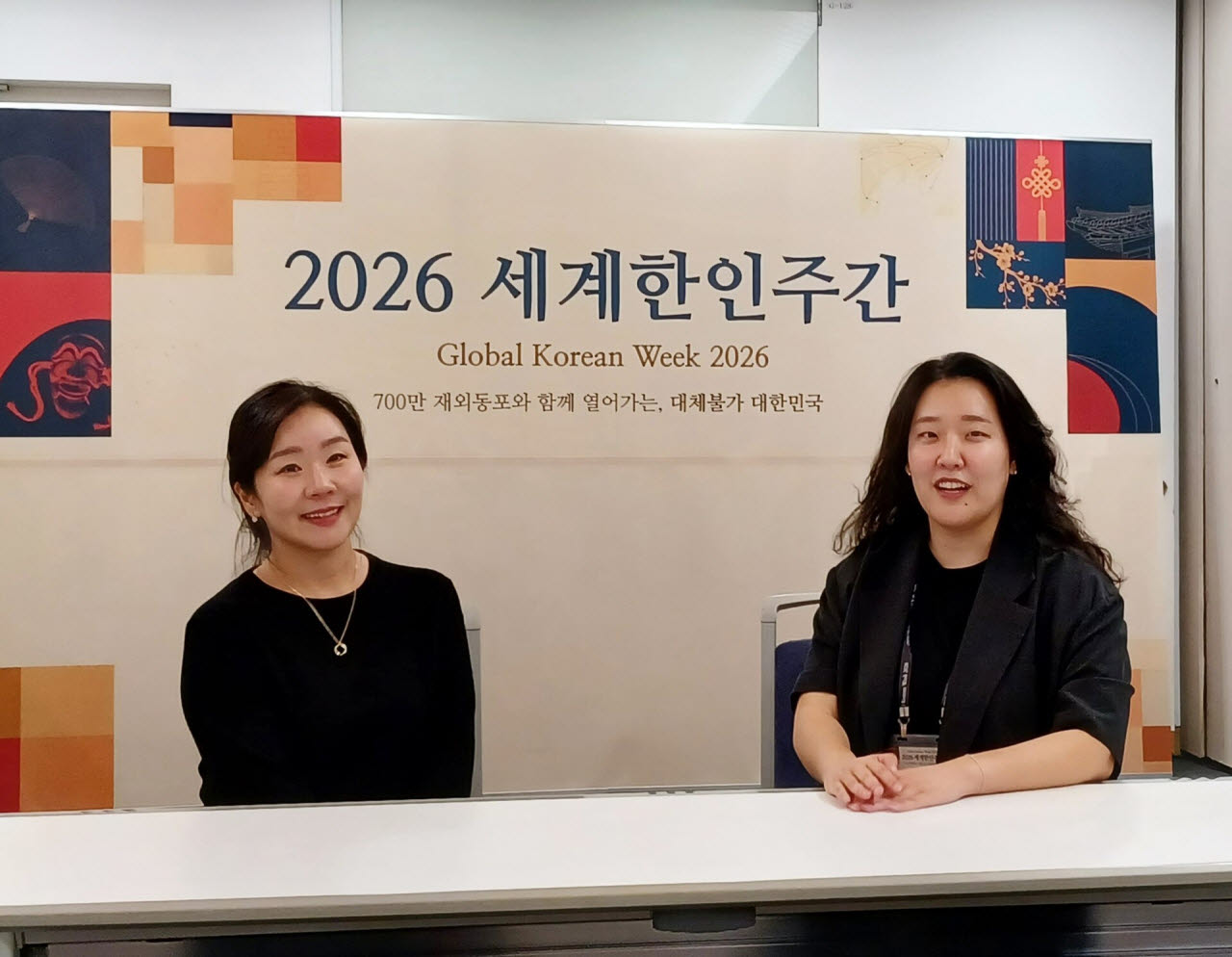 유혜민(왼쪽) 미국 캘리포니아 KCS 운영관리 매니저와 이은혜 캐나다 스트롱시티스네트워크 프로그램 매니저가 28일 인천 연수구 송도컨벤시아 인터뷰룸에서 인터뷰를 하고 있다. (사진 = 이종일 기자)