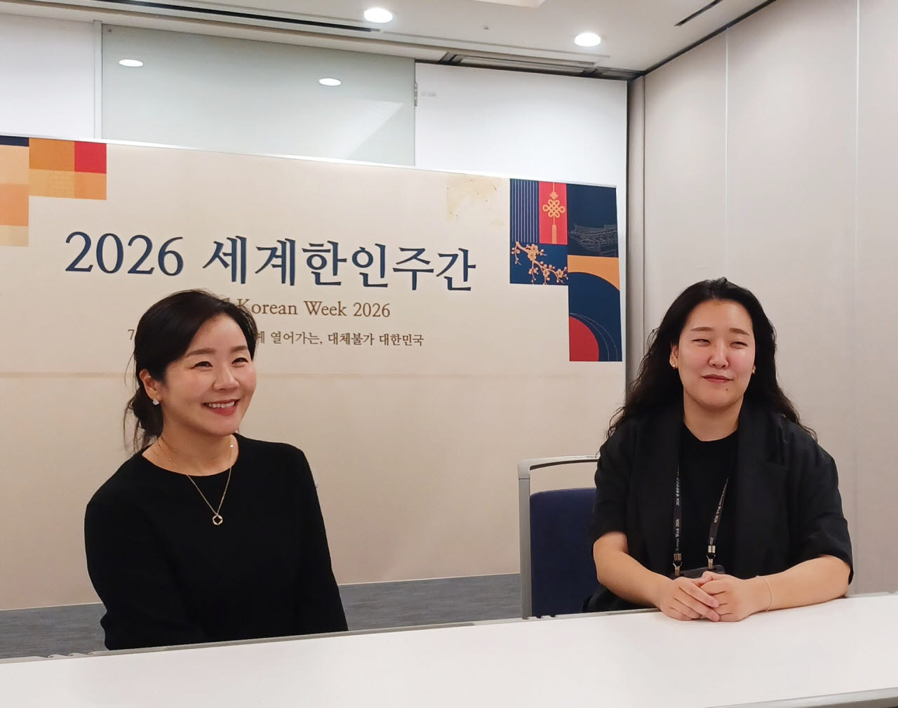 유혜민(왼쪽) 미국 캘리포니아 KCS 운영관리 매니저와 이은혜 캐나다 스트롱시티스네트워크 프로그램 매니저가 28일 인천 연수구 송도컨벤시아 인터뷰룸에서 인터뷰를 하고 있다. (사진 = 이종일 기자)
