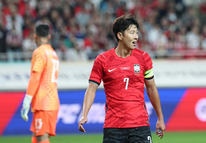 28일 서울월드컵경기장에서 열린 축구 대한민국과 우루과이의 평가전. 대표팀 주장 손흥민이 슛을 한 뒤 아쉬워하고 있다. 사진=연합뉴스