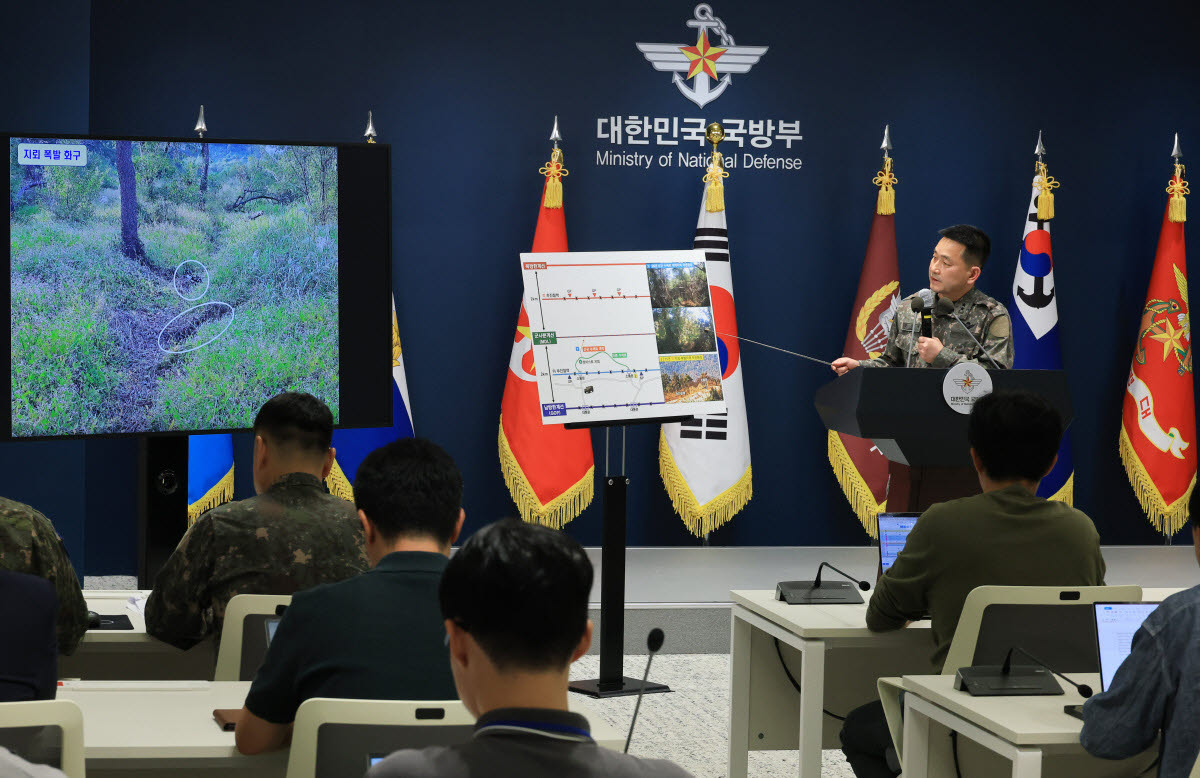 양진혁 합동참모본부 작전부장이 28일 서울 용산구 국방부에서 열린 '비무장지대 지뢰 추정 폭발 사고' 관련 브리핑에서 관련 자료를 설명하고 있다.(사진=연합뉴스)