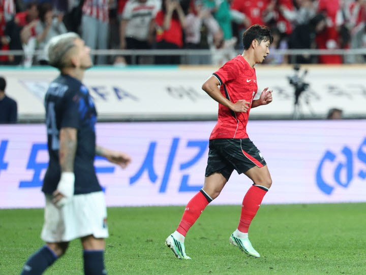 28일 서울월드컵경기장에서 열린 축구 대한민국과 우루과이의 평가전. 한국 대표팀 주장 손흥민이 득점을 한 뒤 특별한 세리머니 없이 자기 진영으로 돌아가고 있다. 사진=연합뉴스