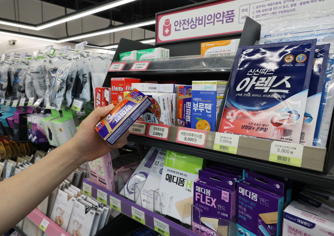 서울 시내 한 편의점 안전상비의약품 판매대에서 시민이 약을 고르고 있는 모습.(사진=연합뉴스)