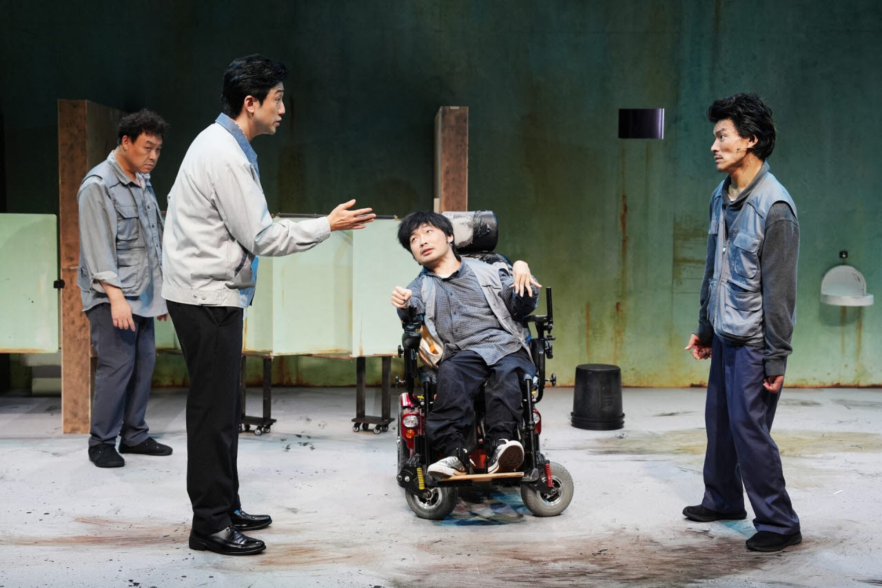 연극 '크립스'의 한 장면.(사진=모두예술극장)