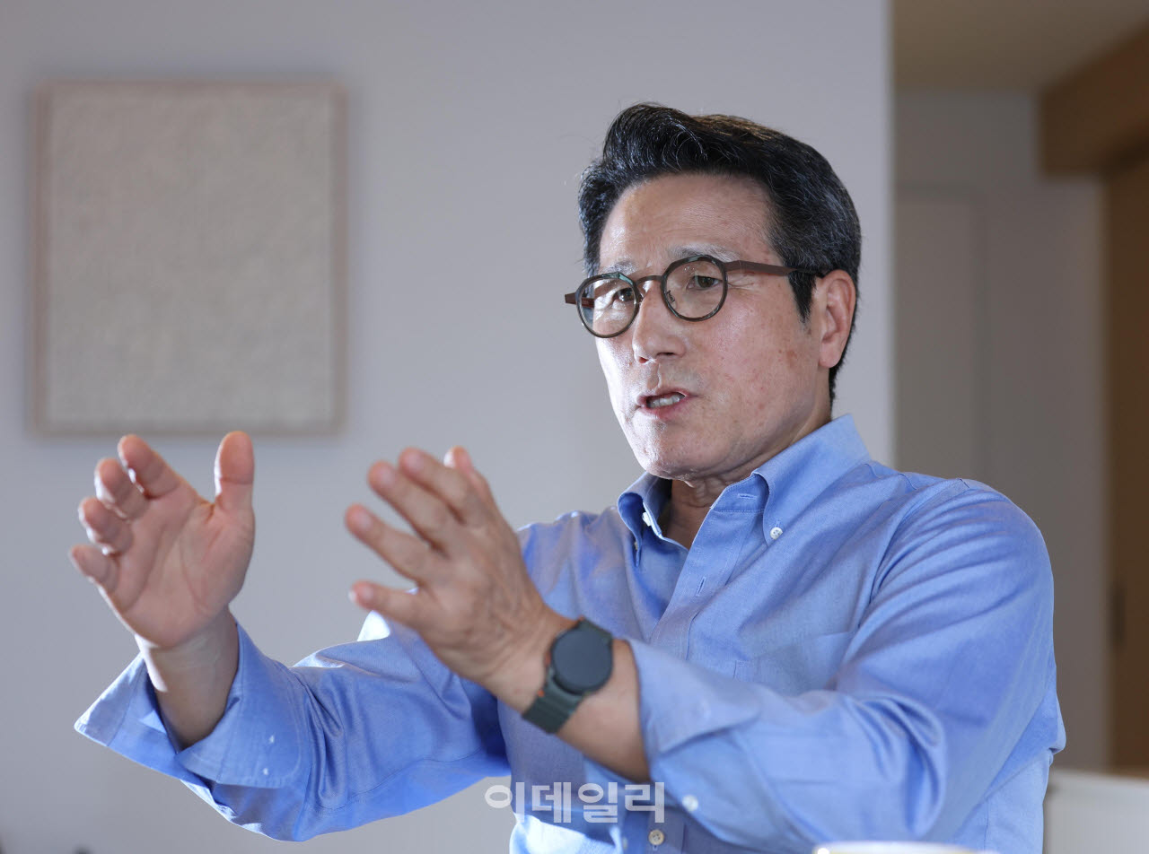 [이데일리 노진환 기자] 정병국 전 문화체육관광부 장관이 18일 서울 종로구 이화동에서 이데일리와 인터뷰를 하고 있다.