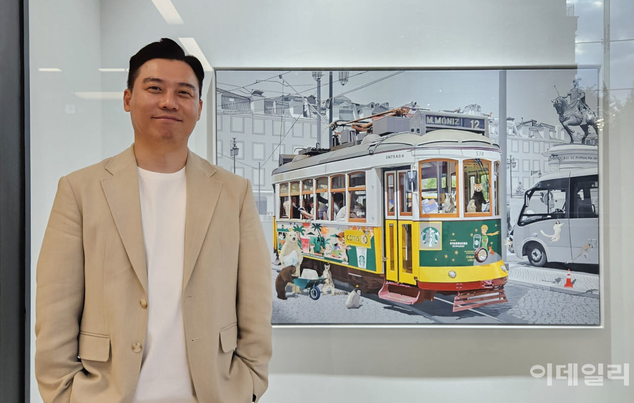 작가 정성준이 개인전 ‘다음 역은 내일입니다’에 내건 작품 ‘그들의 눈으로 바라본 세상’(2026, 107×160㎝) 앞에 섰다. 작가의 작업여정에 오래 함께한 ‘트램시리즈’ 중 하나다. 동물 친구들은 이제 유토피아를 찾는 여행을 위해서가 아닌 애써 구한 얼음을 북극으로, 남극으로 나르기 위해 트림을 기다린다. 작품은 전시장 밖 갤러리 윈도에 나섰다(사진=오현주 문화전문기자).