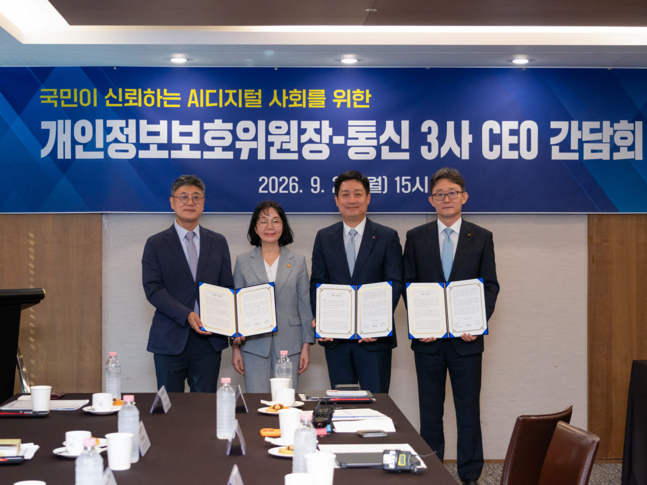 정재헌 SK텔레콤 대표, 박윤영 KT 대표, 홍범식 LG유플러스 대표는 이날 서울 중구 한국프레스센터에서 송경희 개인정보위원장과 만나 개인정보 보호 강화 방안을 논의했다. 이동통신 3사 CEO와 송경희(좌측 둘째) 위원장이 기념촬영을 하고 있다(사진=개인정보보호위원회)