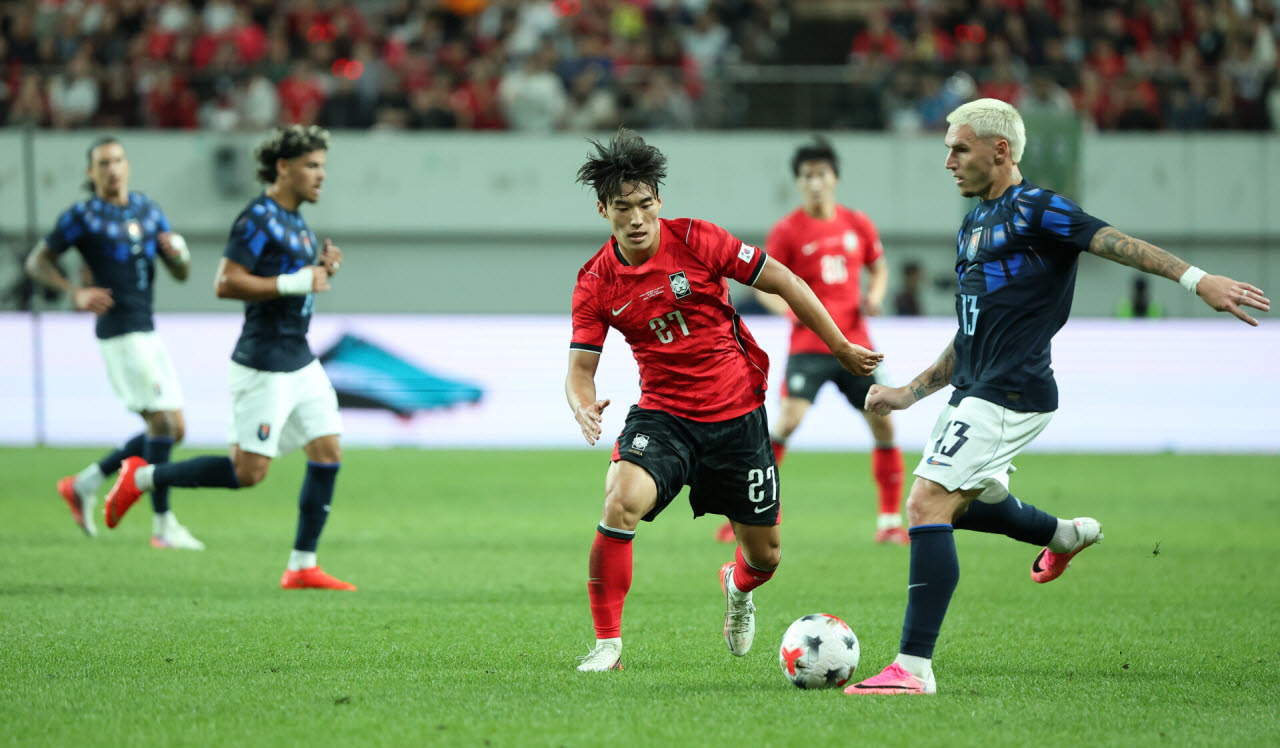 28일 서울 마포구 서울월드컵경기장에서 열린 축구 국가대표팀 평가전 대한민국과 우루과이의 경기, 대한민국 김민수가 수비를 하고 있다. 사진=뉴스1