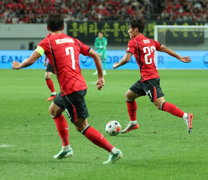 28일 서울월드컵경기장에서 열린 축구 대한민국과 우루과이의 평가전. 김민수가 공격을 하고 있다. 사진=연합뉴스