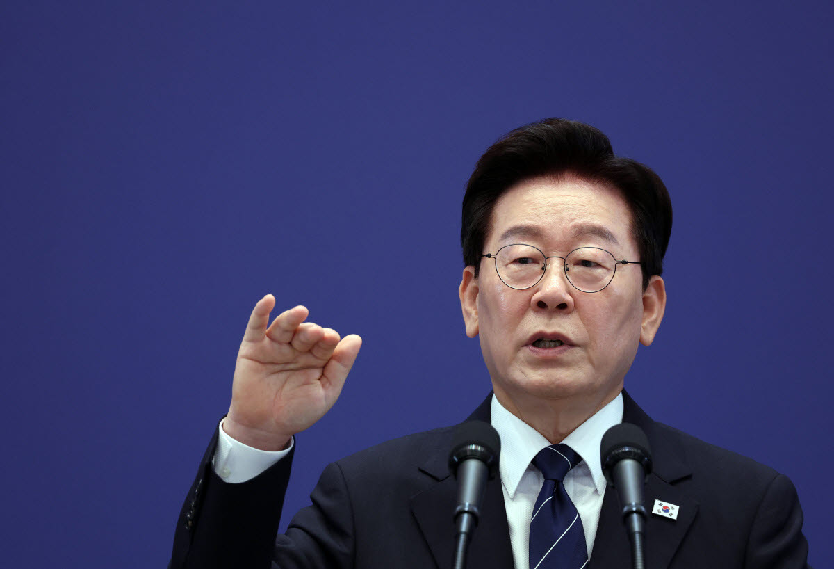 이재명 대통령이 18일 청와대 영빈관에서 열린 기자회견에서 취재진 질문에 답하고 있다.(사진=연합뉴스)