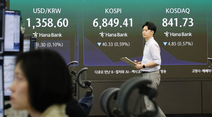 29일 서울 중구 하나은행 본점 딜링룸 전광판에 실시간 코스피와 코스닥 등이 표시되고 있다. (사진=연합뉴스)