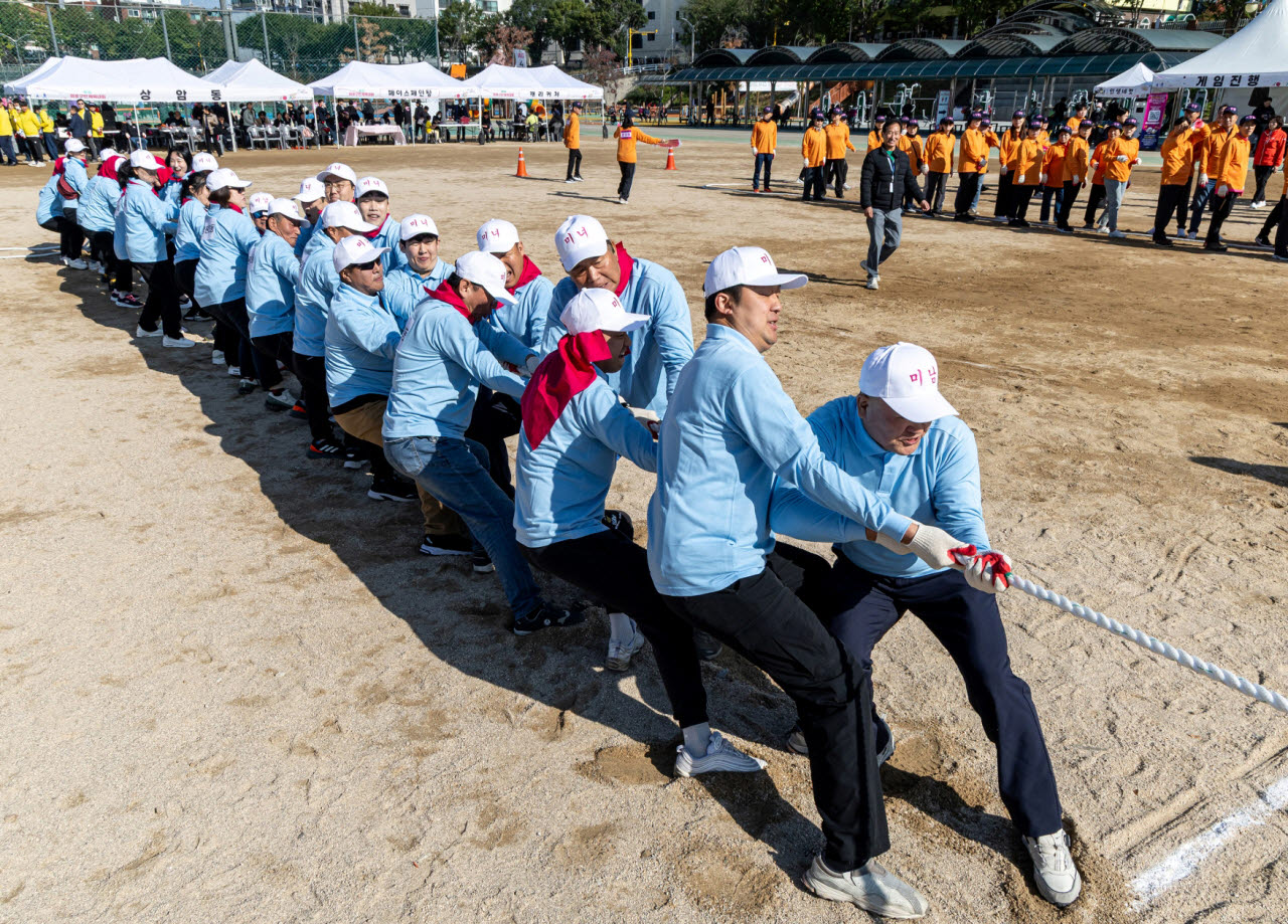 지난해 11월 1일 열린 제1회 마포구민 체육대회에서 주민 선수단이 게임에 참가하고 있다. (사진=마포구)