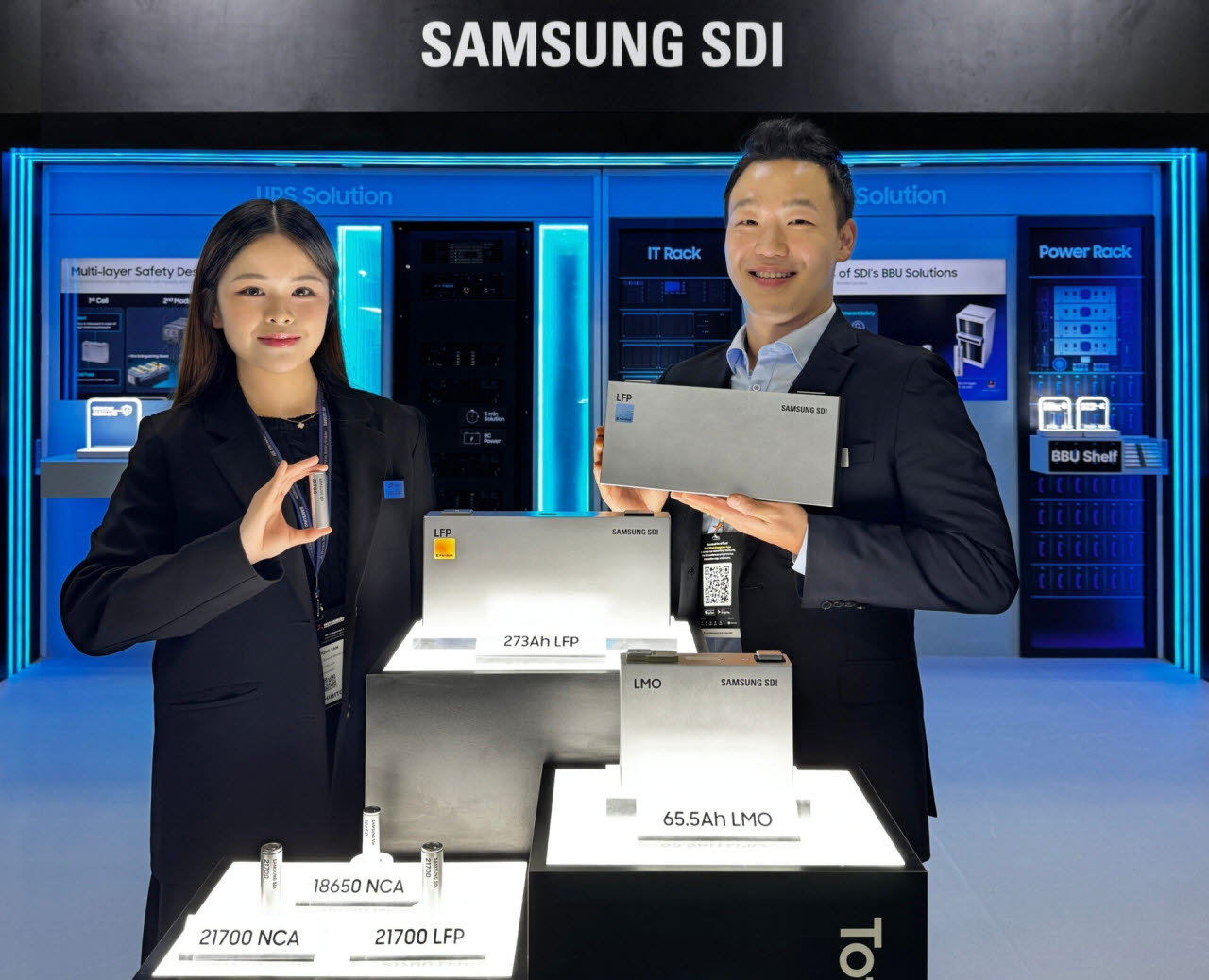 29일 개막한 'DCWA 2026'에서 삼성SDI 임직원들이 무정전 전원장치(UPS), 배터리 백업 유닛(BBU)용 배터리를 소개하고 있다. 삼성SDI가 공개한 원통형, 각형 LFP 배터리 (사진=삼성SDI)