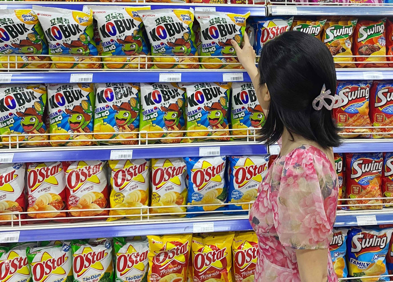 한글로 '꼬북칩'이라고 적힌 오리온 꼬북칩 제품들이 베트남 마트에 진열돼 있다. (사진=오리온)
