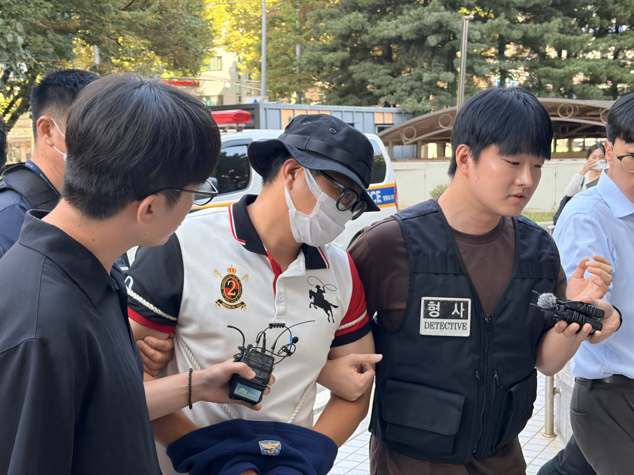공공장소 흉기소지 혐의를 받는 40대 남성 천 씨가 29일 오전 구속 전 피의자 심문을 받기 위해 서울남부지법에 출석하고 있다. (사진=이민하 기자)