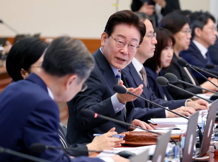 이재명 대통령이 29일 청와대에서 열린 국무회의에서 조현 외교부 장관에게 질문하고 있다. (사진=연합뉴스)