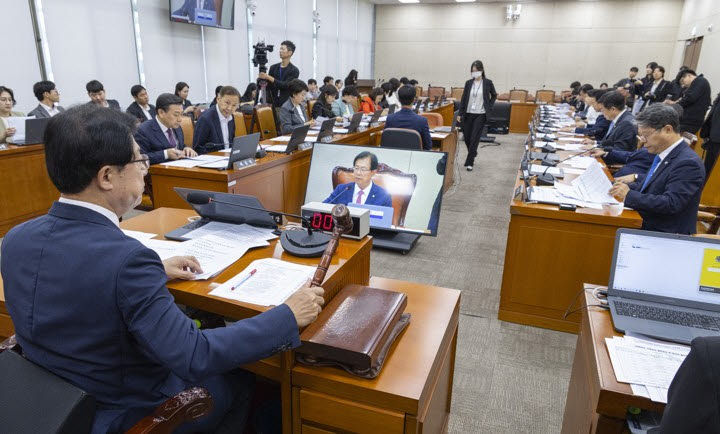 국회 보건복지위원회 위원장인 이만희 국민의힘 이만희 의원이 29일 국회에서 열린 보건복지위 전체 회의에서 여야가 부분 합의한 국정감사 증인·참고인 출석 요구의 건을 처리하고 있다. (사진=연합뉴스)