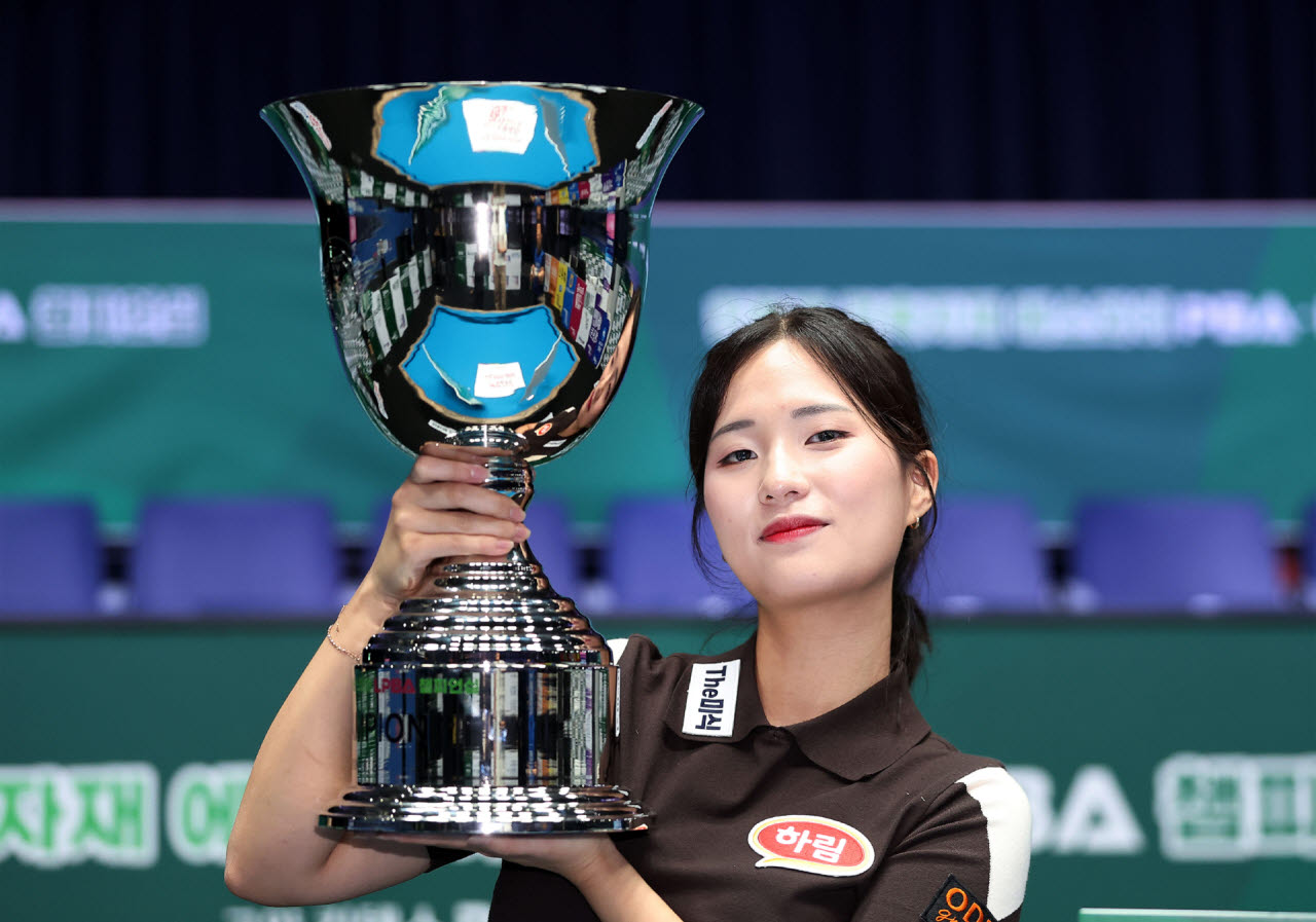 LPBA 3차 투어에서 우승컵을 들어올린 박정현. 사진=PBA