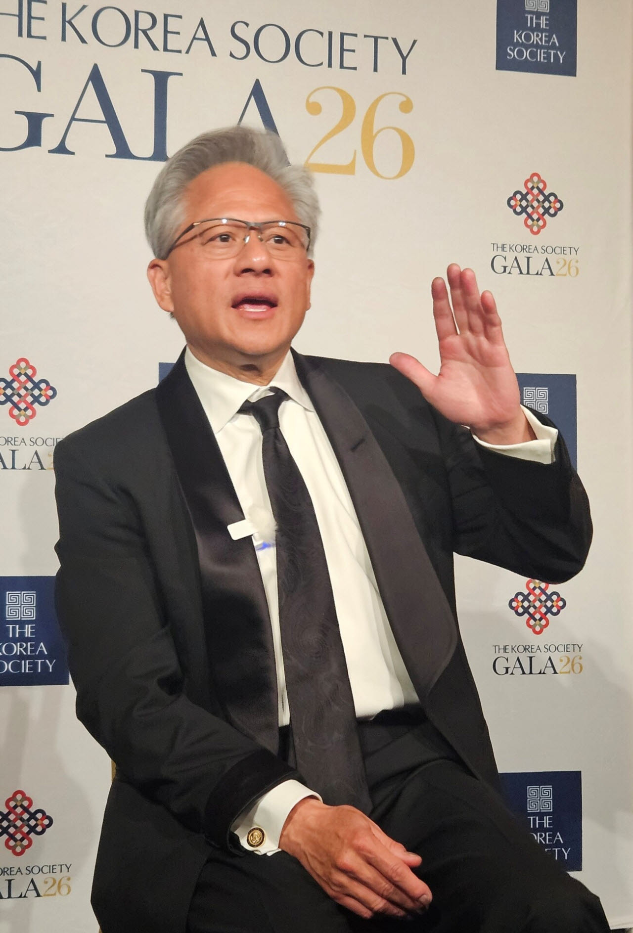 젠슨 황 엔비디아 최고경영자(CEO)가 28일(현지시간) 미국 뉴욕에서 열린 코리아소사이어티 ‘2026 연례 갈라’에서 기자들과 인터뷰를 하고 있다. (사진=이데일리 성주원 특파원)
