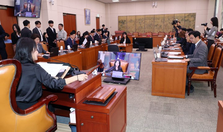 29일 국회에서 열린 문화체육관광위원회 전체회의에서 이재정 위원장이 국감 증인 등 출석 요구의 건을 의결하고 있다. (사진=연합뉴스)㎥
