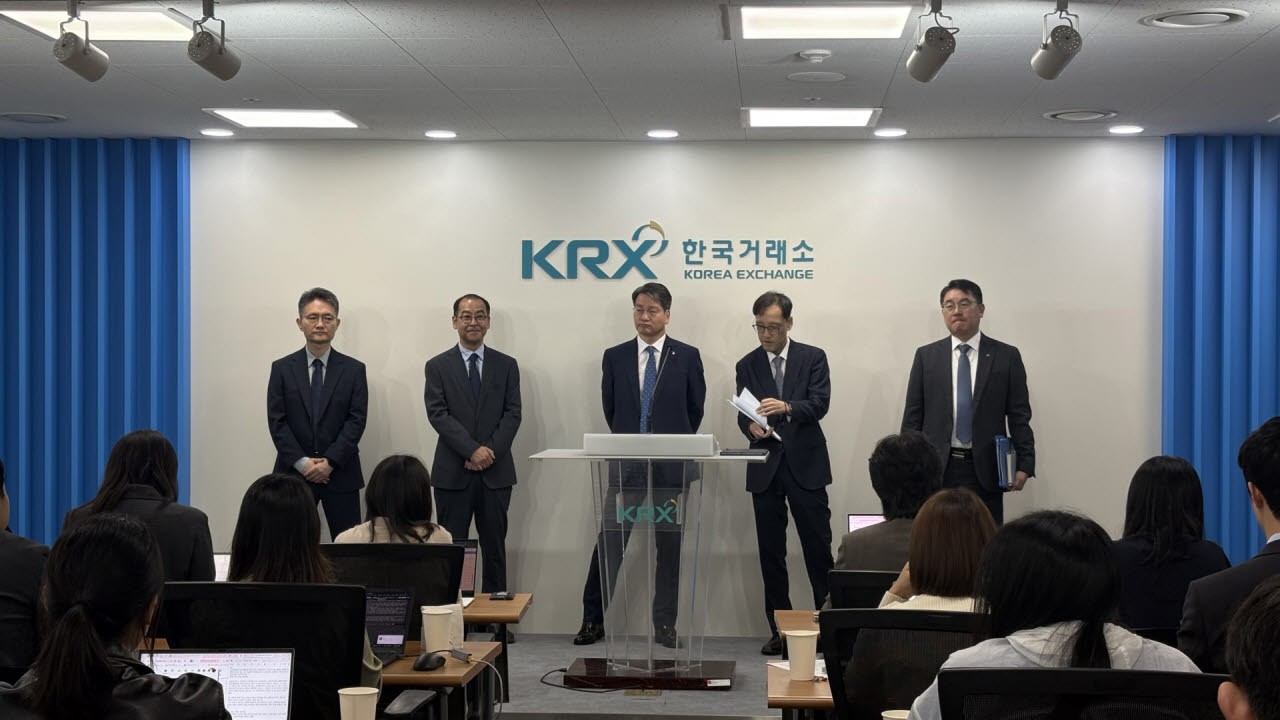 금융위·금감원·거래소로 이뤄진 '주가조작 근절 합동대응단'이 29일 서울 여의도 한국거래소 브리핑룸에서 상장사 공개매수 등 지배구조 개편 또는 M&A 정보를 이용해 200억원 이상의 부당이득을 취한 혐의를 받는 미공개정보 이용세력 적발 관련 브리핑을 진행하고 있다. (사진=김윤정 기자)