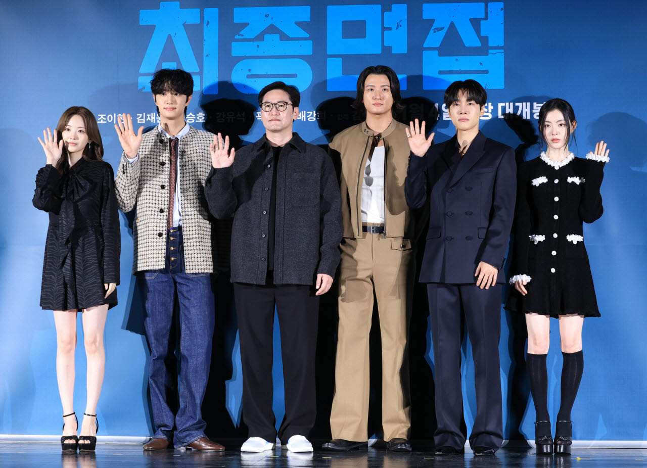 배우 조이현(왼쪽부터)과 김재원, 김정훈 감독, 신승호, 강유석, 배강희가 29일 서울 광진구 롯데시네마 건대입구점에서 열린 영화 '최종면접' 제작보고회에서 포즈를 취하고 있다.(사진=뉴스1)