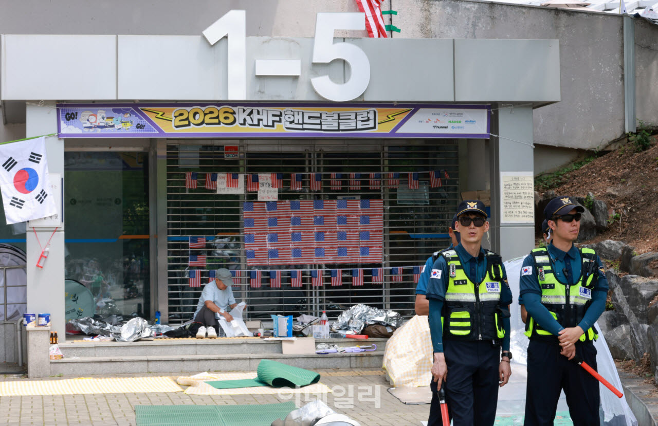 6·3 지방선거 투표용지 부족 사태를 규탄하는 개표소 봉쇄 시위가 10일째 이어지고 있는 송파구 올림픽공원 핸드볼경기장 현장의 모습이다.(사진=방인권 기자)