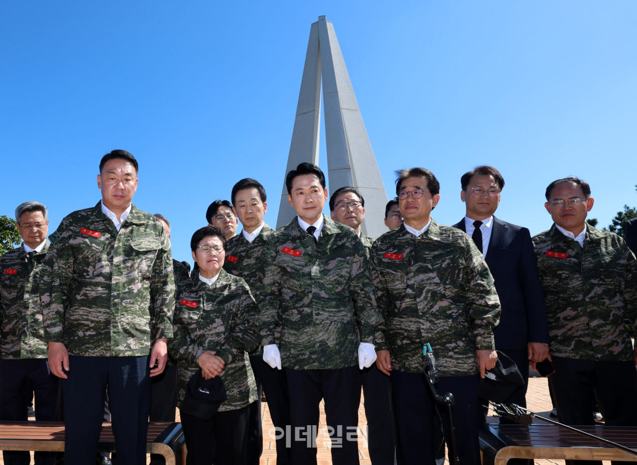 [포토]천안함 위령탑 찾은 장동혁 대표