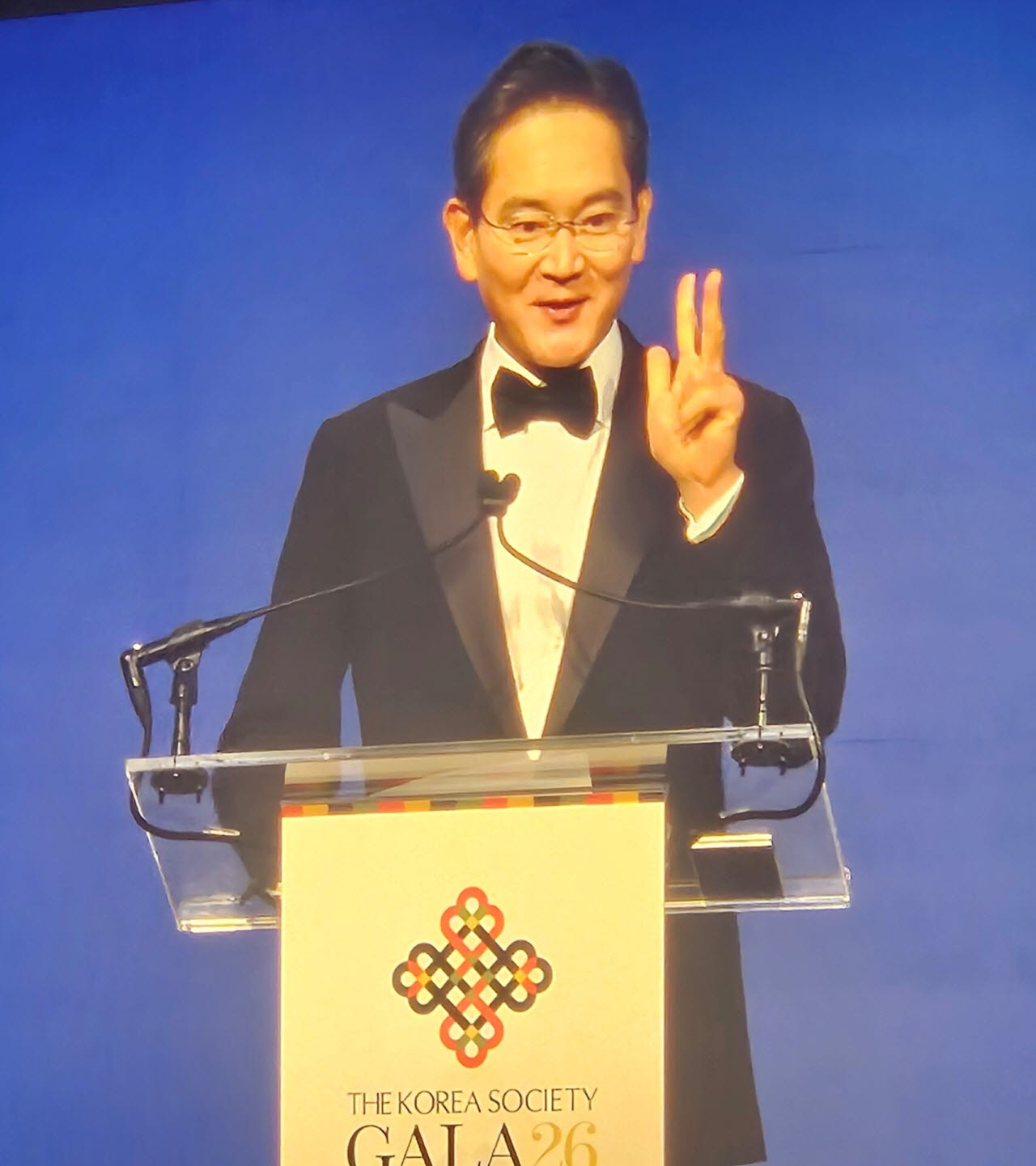 이재용 삼성전자 회장이 28일(현지시간) 미국 뉴욕에서 열린 코리아소사이어티 ‘2026 연례 갈라’에서 황 CEO의 밴플리트상 수상을 축하하는 축사에서 자신과 황 CEO가 세가지 공통점이 있다고 설명하고 있다. (사진=이데일리 성주원 특파원)