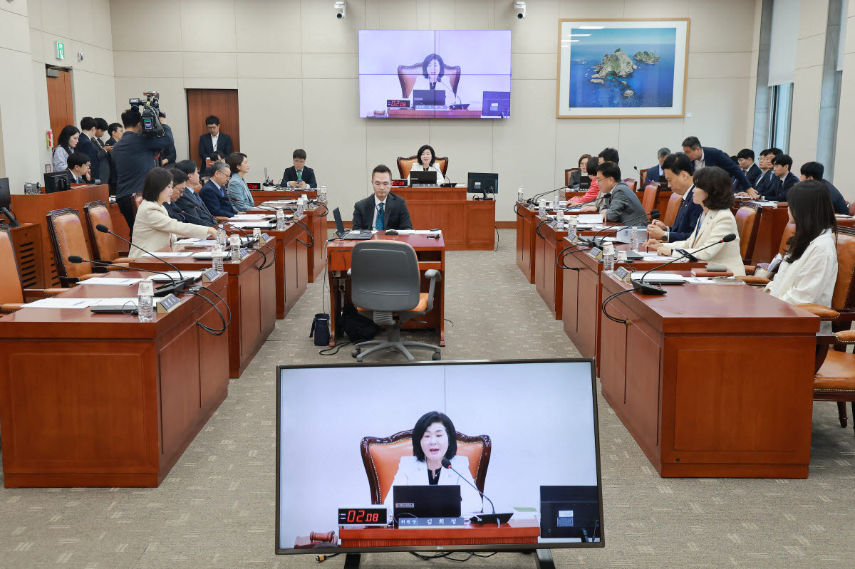 29일 국회 교육위원회 전체회의에서 위원장인 국민의힘 김희정 의원이 국정감사 관련 안건을 처리한 뒤 국감과 관련해 발언하고 있다. (사진=연합뉴스)