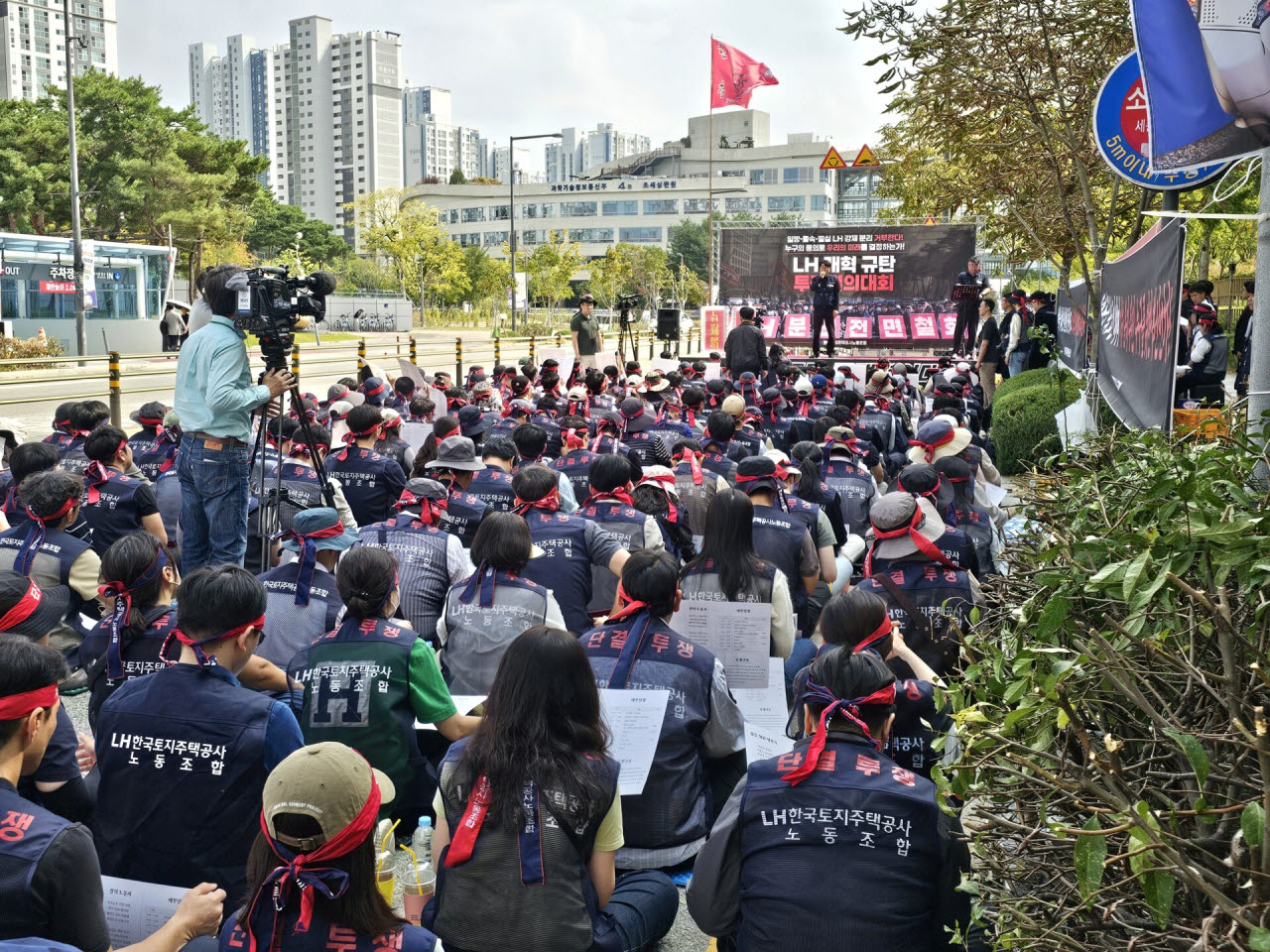 LH한국토지주택공사노동조합이 29일 정부세종청사 국토교통부 앞에서 결의대회를 진행하고 있다.(사진=김은경 기자)