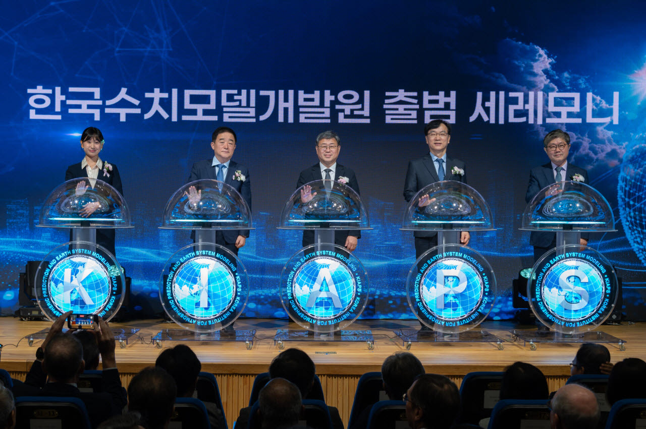 29일 오전 서울 동작구 기상청 서울청사에서 개최된 한국수치모델개발원(KIAPS) 출범식에서 이정환 기상청 차장(중앙)을 포함한 관계자들이 출범 세레모니를 진행하고 있다. (사진=기상청 제공)