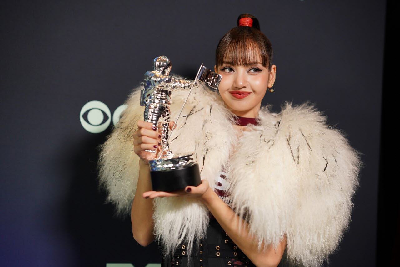 블랙핑크 리사가 ‘2026 MTV 비디오 뮤직 어워즈(VMA)'에서 ‘베스트 팝’ 부문을 수상했다(사진=뉴시스).