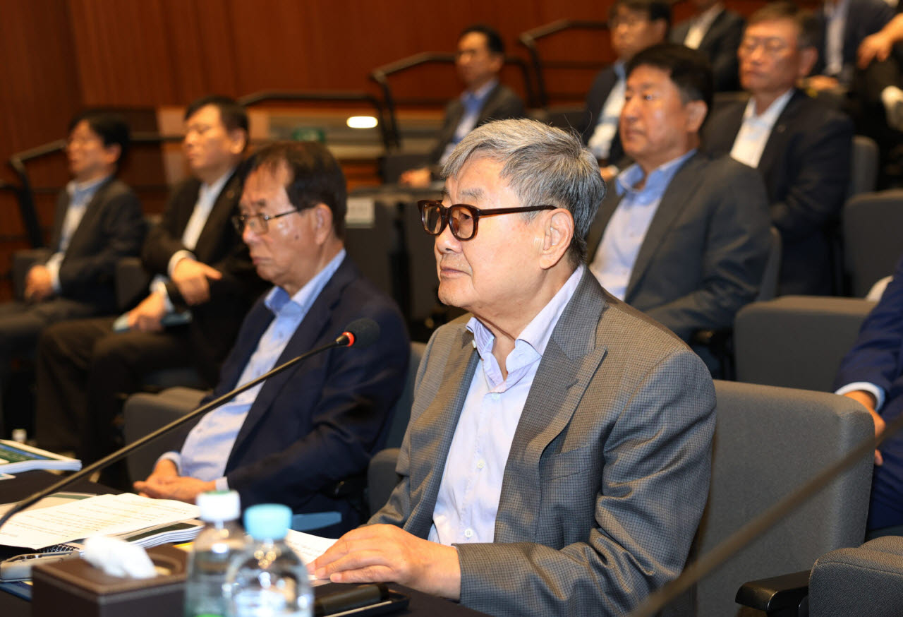 DB그룹 김준기 창업회장(오른쪽)과 이수광 그룹회장. (사진=DB)